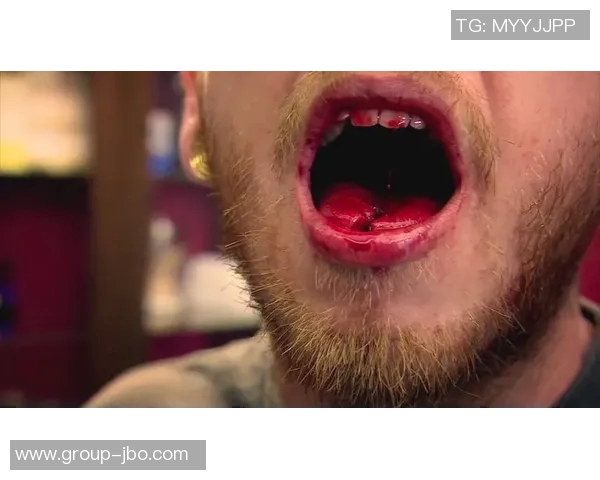 奥孔武遭遇重创两颗牙被肘击掉满嘴鲜血令人心痛不已